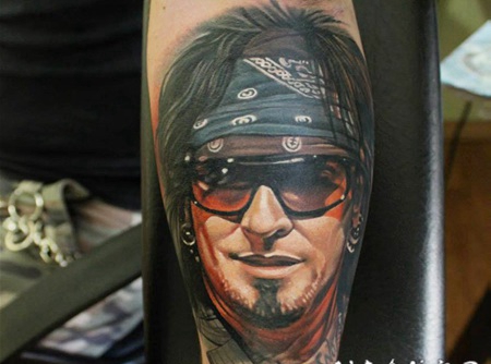 手臂彩色逼真的摇滚男性肖像纹身图案