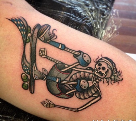 old school彩色骷髅滑板手臂纹身图案