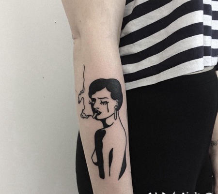 old school黑色的吸烟女子手臂纹身图案