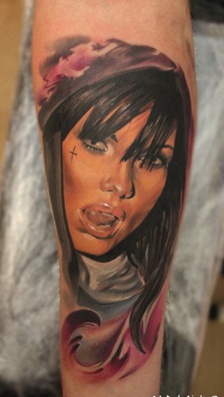 写实风格的彩色性感女人与十字架手臂纹身图案
