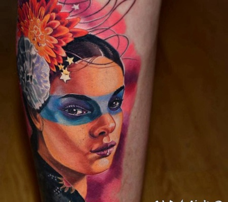 彩色美丽的部落女性肖像与花朵手臂纹身图案