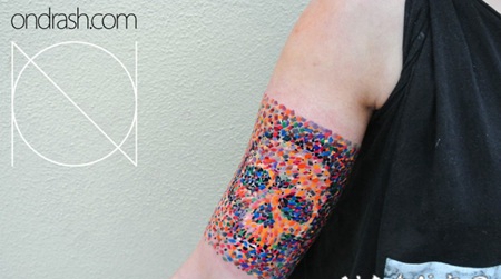 点刺风格七彩的骷髅手臂纹身图案