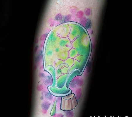 卡通风格的彩色毒瓶与化学符号手臂纹身图案