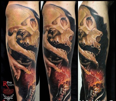 写实风格的彩色骷髅与灯泡手臂纹身图案