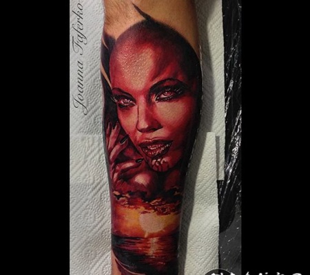 彩色恐怖风格魔鬼女人脸手臂纹身图案