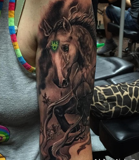 大型的幻想马与神秘符号手臂纹身图案