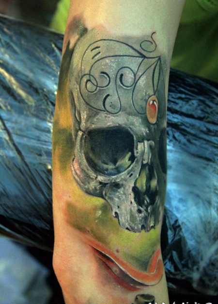 手臂逼真的彩色骷髅与装饰纹身图案