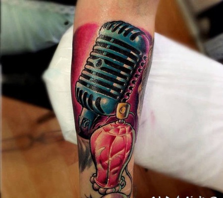 new school彩色麦克风和香水瓶手臂纹身图案