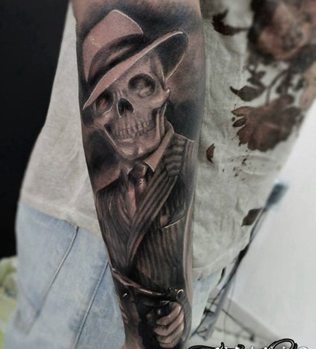 黑灰风格的骷髅黑手党与手枪手臂纹身图案