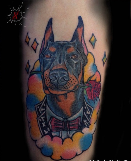 卡通风格的彩色绅士狗和玫瑰手臂纹身图案