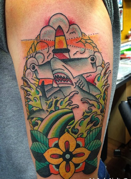 old school有趣的锤头鲨和浪花手臂纹身图案