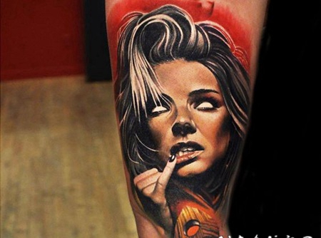 彩色恐怖风格女性肖像和心形手臂纹身图案