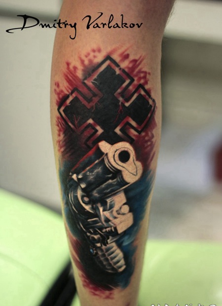 手臂很酷的组合彩色手枪和十字架纹身图案