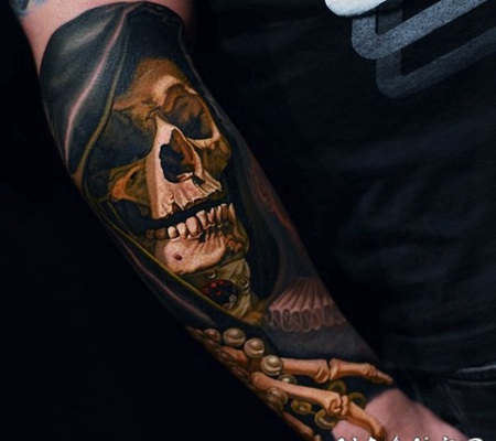 令人毛骨悚然的彩色骷髅骨架与遮光罩手臂纹身图案