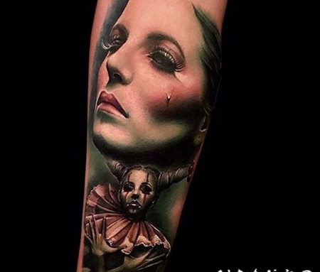 写实风格的彩色女人肖像与小丑女人手臂纹身图案