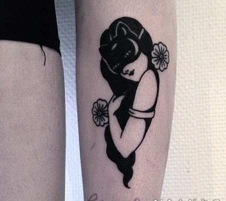 黑色简约的女人面具和鲜花手臂纹身图案