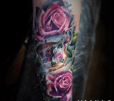美丽的彩色逼真玫瑰和茶杯手臂纹身图案