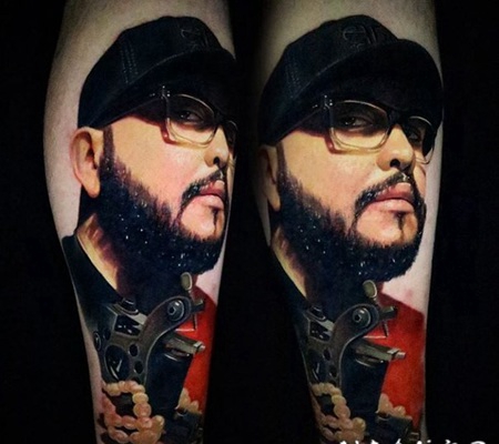 逼真的男性肖像与纹身机彩色手臂纹身图案