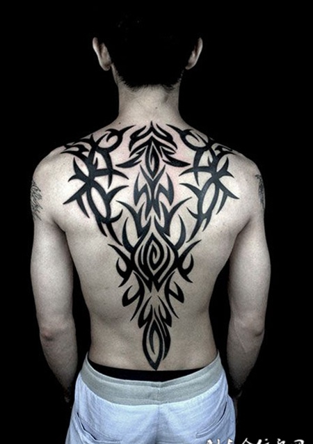 男子后背图腾纹身图案