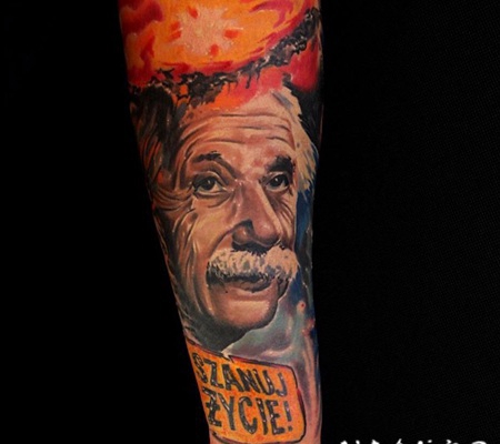 写实风格的彩色爱因斯坦肖像字母手臂纹身图案