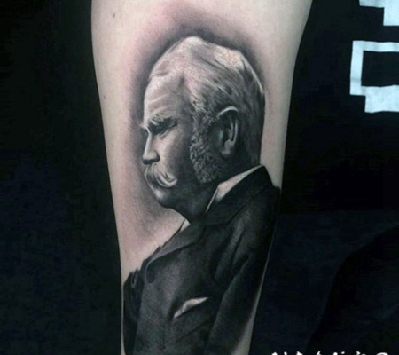 手臂黑色逼真的男子肖像纹身图案