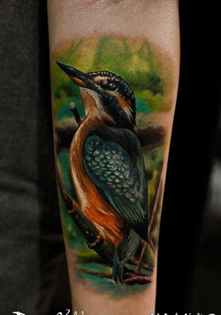 写实风格彩色美丽的翠鸟手臂纹身图案