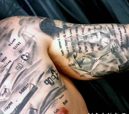 半甲写实的二战场景和字母纹身图案