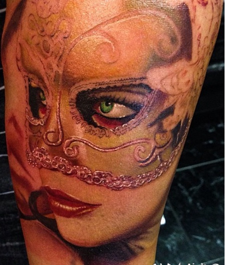 写实风格的彩色面具女人肖像手臂纹身图案