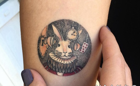 手臂彩色的卡通兔子纹身图案