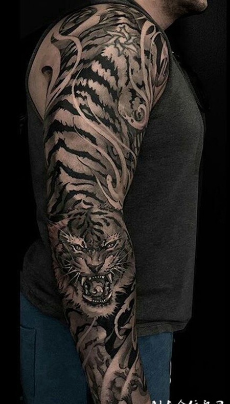 猛虎下山，霸气黑灰下山虎花臂纹身