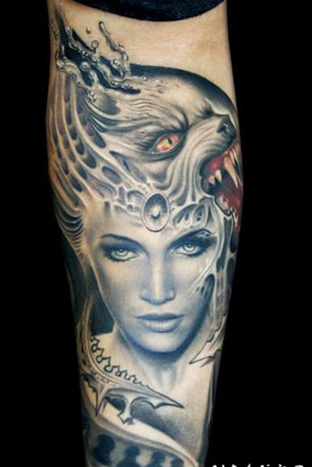 插画风格恶魔女人和狼头盔手臂纹身图案