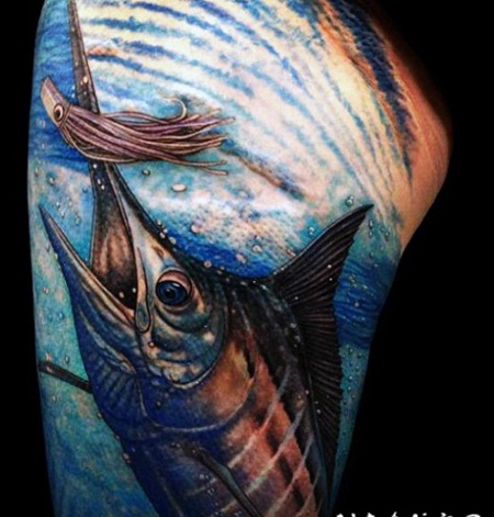 手臂彩绘逼真的海洋鱼类纹图案