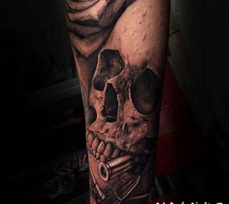 手臂惊人的黑色骷髅与子弹纹身图案