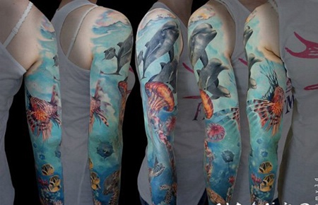 手臂非常逼真的彩色海底世界纹身图案