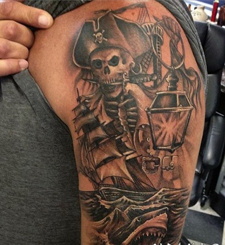 大臂黑色的骷髅海盗与帆船鲨鱼纹身图案