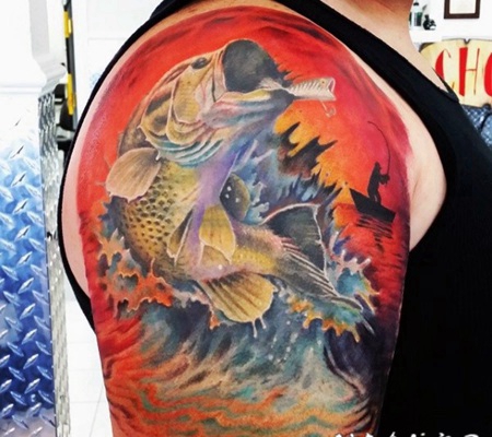 手臂惊人的彩绘鱼上钩纹身图案