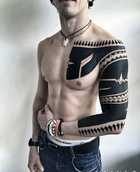 手臂黑色的部落装饰纹身图案