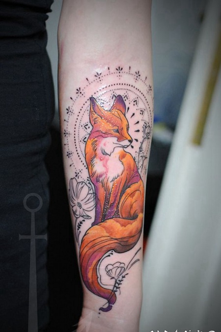 手臂彩绘狐狸与花朵装饰纹身图案