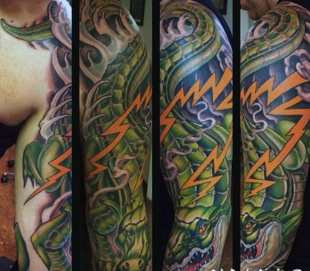 手臂惊人的彩色大鳄鱼与闪电纹身图案