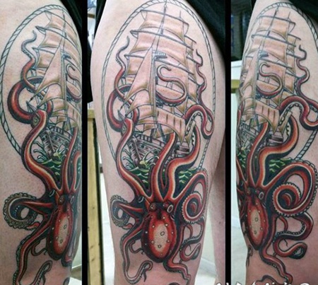 手臂彩色的帆船和章鱼纹身图案