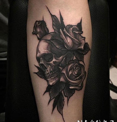 腐朽之花，小腿骷髅与玫瑰黑灰纹身