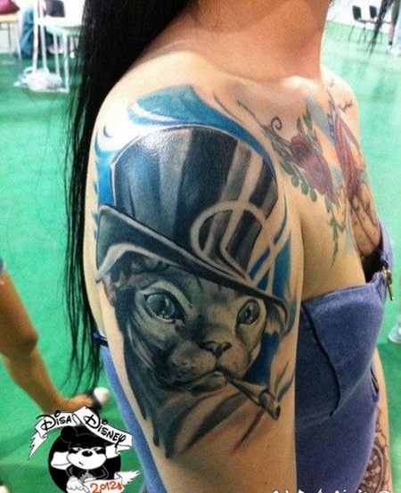 女生手臂彩色的吸烟绅士风格猫纹身图案