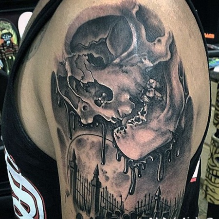 手臂破损的黑白骷髅结合黑暗墓地纹身图案