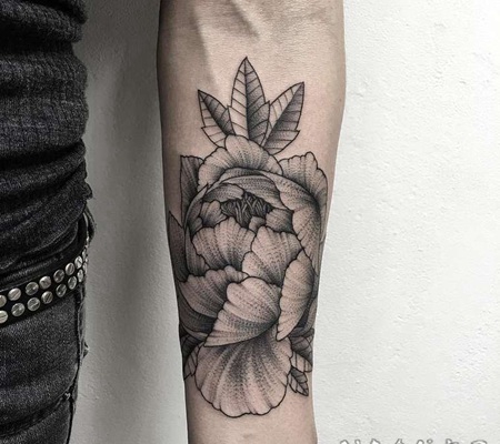 手臂黑色线条自然的花卉纹身图案