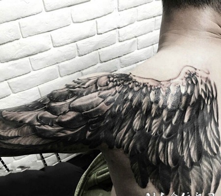 舒展羽翼，披肩黑灰翅膀创意纹身