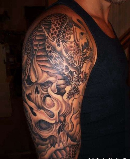 大臂黑白邪恶的龙和骷髅纹身图案