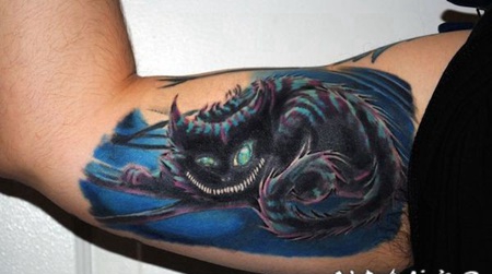 大臂彩色的幻想猫个性纹身图案