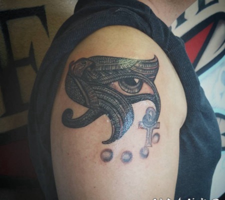 手臂彩色的埃及主题荷鲁斯之眼符号纹身图案