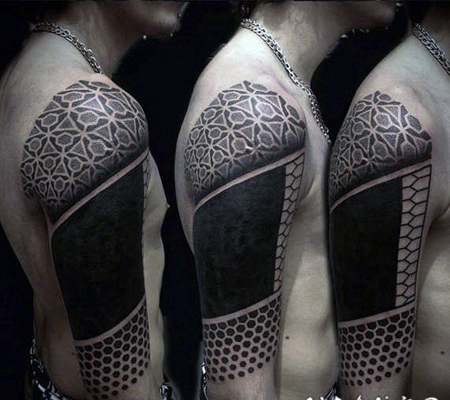 男性手臂黑色花纹部落风格纹身图案