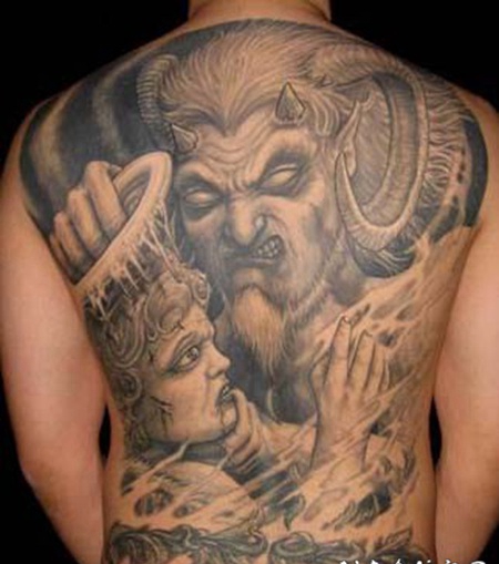 背部黑色的魔鬼和天使大面积纹身图案